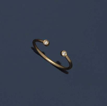 Fine bague jonc ouvert en or jaune 14K (585/1000)...