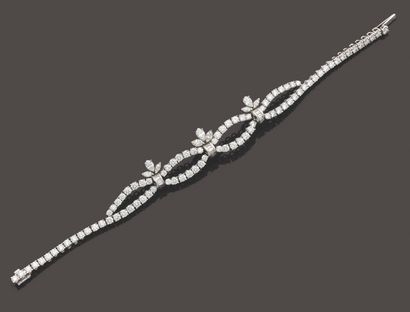 Bracelet en or gris (750/1000) serti de diamants...