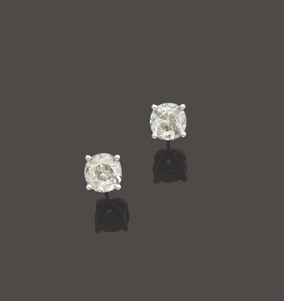 Paire de puces d'oreilles en or gris 18K...