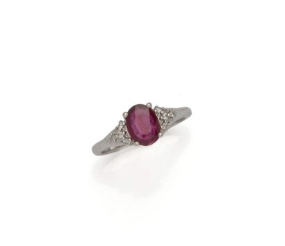 Bague en or gris 18K (750/1000) ornée d'un...