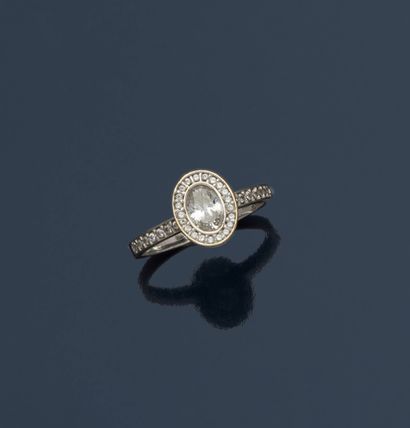 Bague en en or gris 18K (750/1000) centrée...