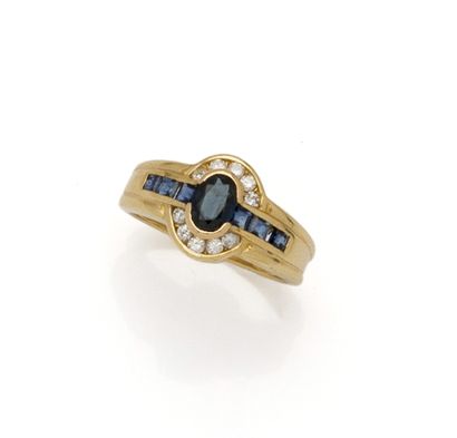 Bague en or jaune 18K (750/1000) centrée...