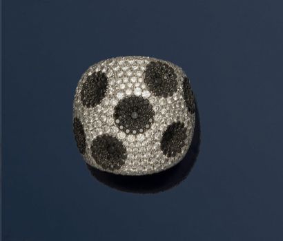Important bague boule en or gris 18K (750/1000)...