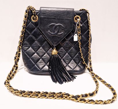 CHANEL
Double gusset bucket bag in navy-blue...