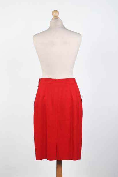 HERMES Paris
Red linen skirt, waist emphasized...