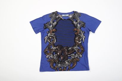 PRADA
Electric blue T-shirt
Size 38 appr...