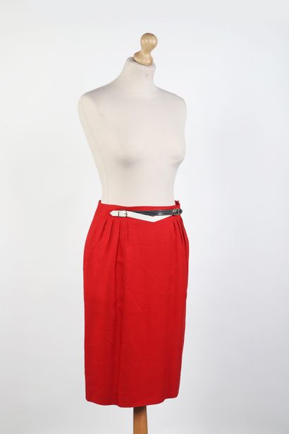 HERMES Paris
Red linen skirt, waist emphasized...