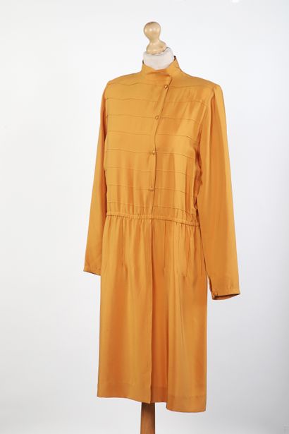 PER SPOOK
Ochre silk crepe dress with small...