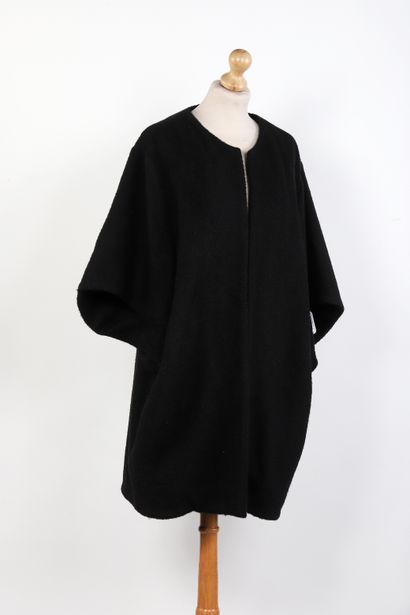 Marlene BERGEN 
Black wool cape, long sleeves,...