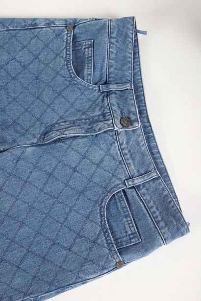 CHANEL
Light blue quilted cotton jeans
Size...