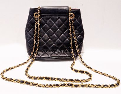 CHANEL
Double gusset bucket bag in navy-blue...