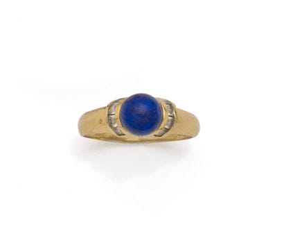 Bague en or jaune 18K (750/1000) centrée...