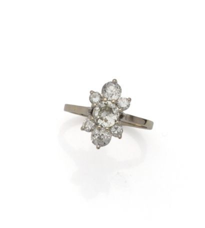 Bague en or gris 18K (750/1000) centrée d'un...