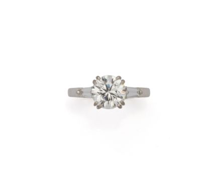 Bague en or gris 18K (750/1000) centrée d'un...
