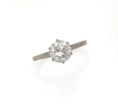 Solitaire en or gris 18K (750/1000) orné...