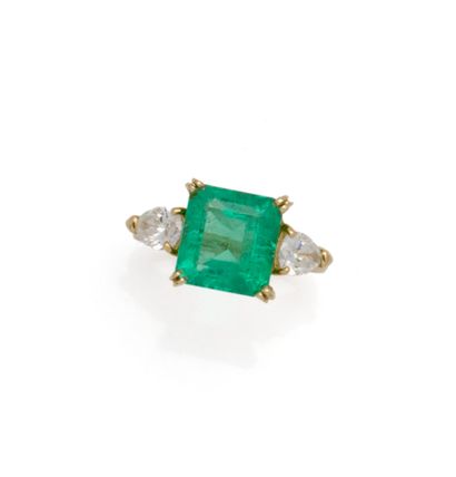 Bague en or jaune 18K (750/1000) parée d'une...