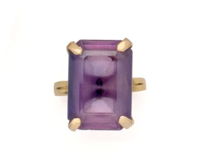 Bague en or jaune 18K (750/1000) sertie d'une...