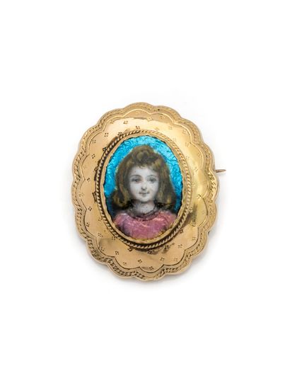 Broche ovale en or jaune 18K (750/1000) centrée...