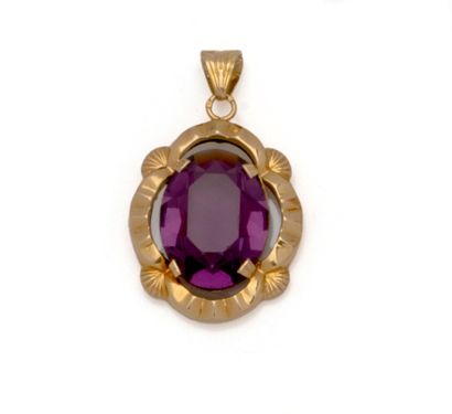 Pendentif ovale en or jaune 18K (750/1000)...