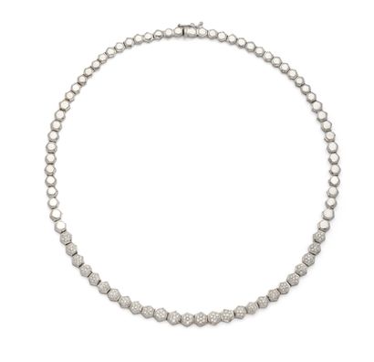 Collier en or gris 18K (750/1000) composé...