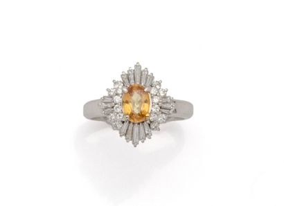 Bague jupe en platine (850/1000) centrée...