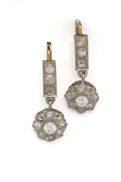 Paire de dormeurses en or rose 18K (750/1000)...