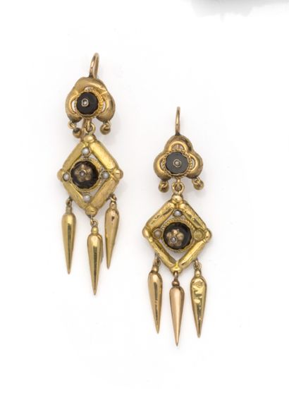 Paire de pendants d'oreilles en or jaune...