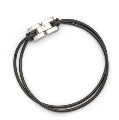 FRED
Bracelet en caoutchouc et le fermoir...