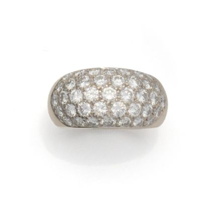 Bague bandeau en or gris 18K (750/1000) ornée...