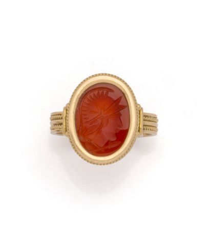 Bague chevalière ovale en or jaune 18K (750/1000)...