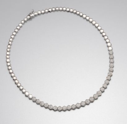 Collier en or gris 18K (750/1000) composé...