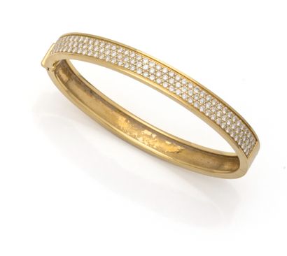 Jonc en or jaune 18K (750/1000) pavé de trois...