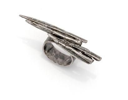 Bague moderniste en argent (800/1000) à motifs...