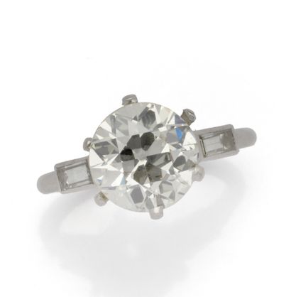 Bague en platine (850/1000) centrée d’un...
