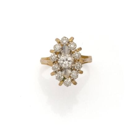 Bague marquise en or deux tons 18K (750/1000)...