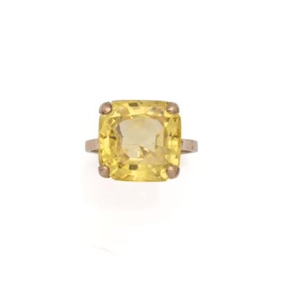 9K (375/1000) rose gold ring set with a square-cut...