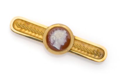Broche barrette en or jaune 18K (750/1000)...