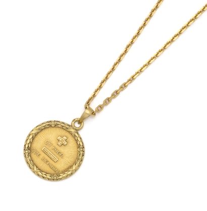 A. AUGIS
Médaille d'Amour en or jaune 18K...