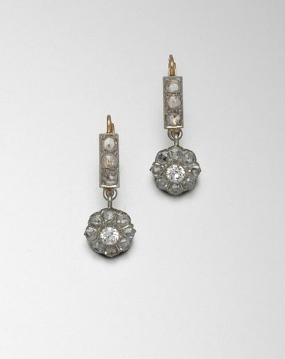 Paire de dormeurses en or rose 18K (750/1000)...
