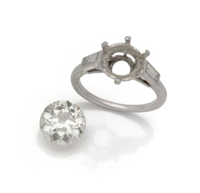 Bague en platine (850/1000) centrée d’un...