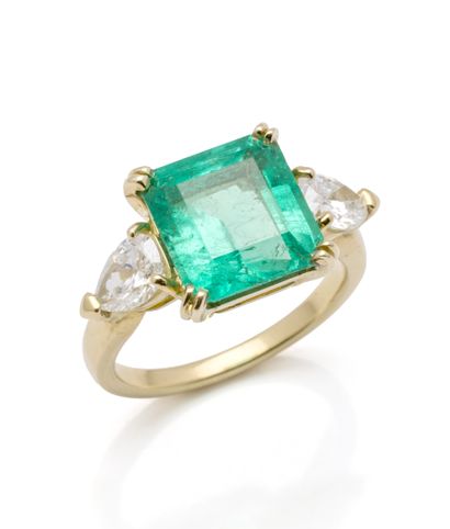 Bague en or jaune 18K (750/1000) parée d'une...