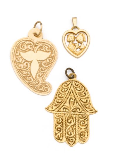 Ensemble de 3 pendentifs en or jaune 18K...