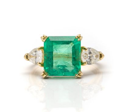 Bague en or jaune 18K (750/1000) parée d'une...