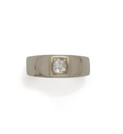 Bague chevalière en or gris 18K (750/1000)...