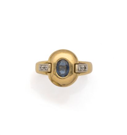 Bague en or jaune 18K (750/1000) centrée...