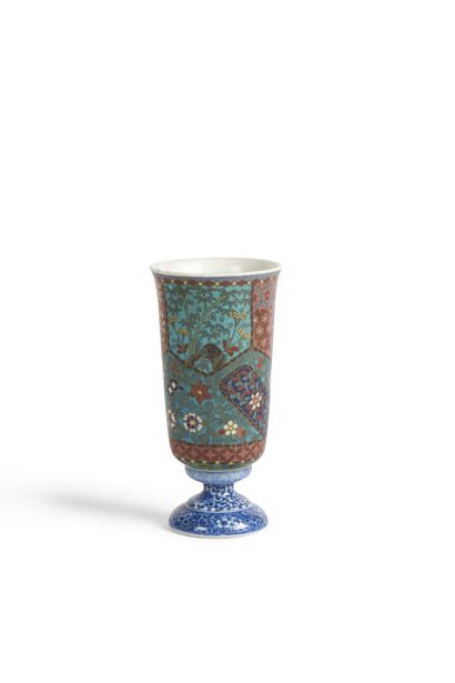 JAPAN, 19th century
Cloisonné enameled porcelain...