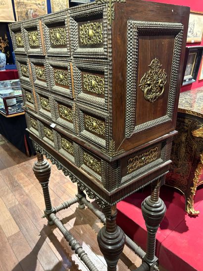 Contador cabinet, opening with nine drawers...