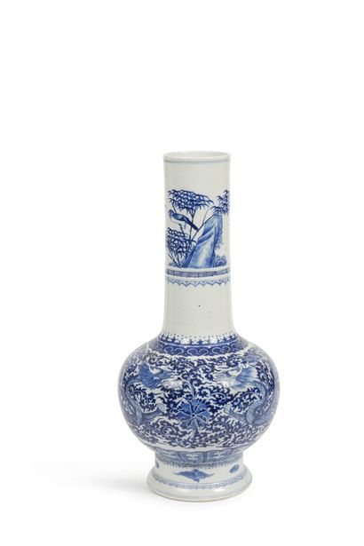 CHINA, 19th century
Elegant bottle vase in...