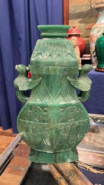 CHINA, 20th century
Green hardstone baluster...