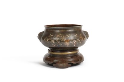VIETNAM, 19th century
Circular bronze perfume...